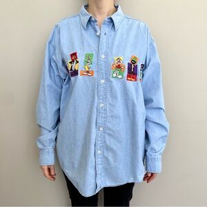 Vintage Warner Brothers Looney Tunes embroidered button-down shirt. 🩵